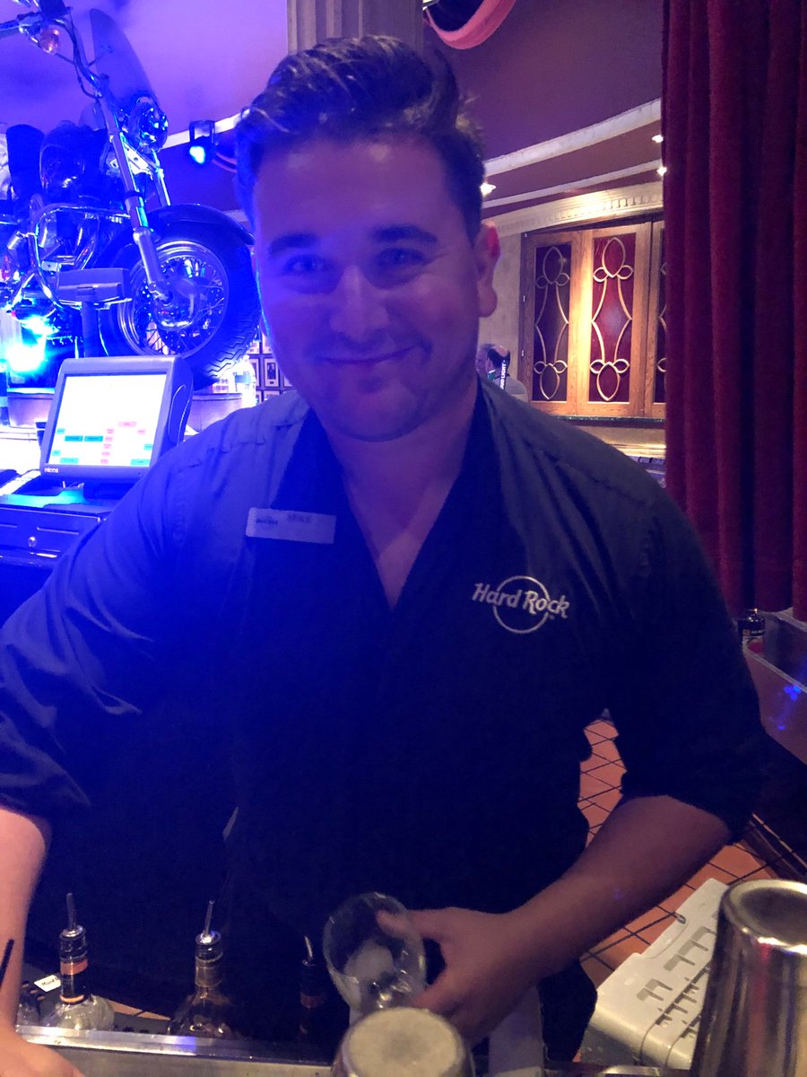 cippy_seidler's tweet photo. Mike is making everyone feel special @HardRockOrlando .  Great job give him a raise!!! https://t.co/Xze90VgzSE