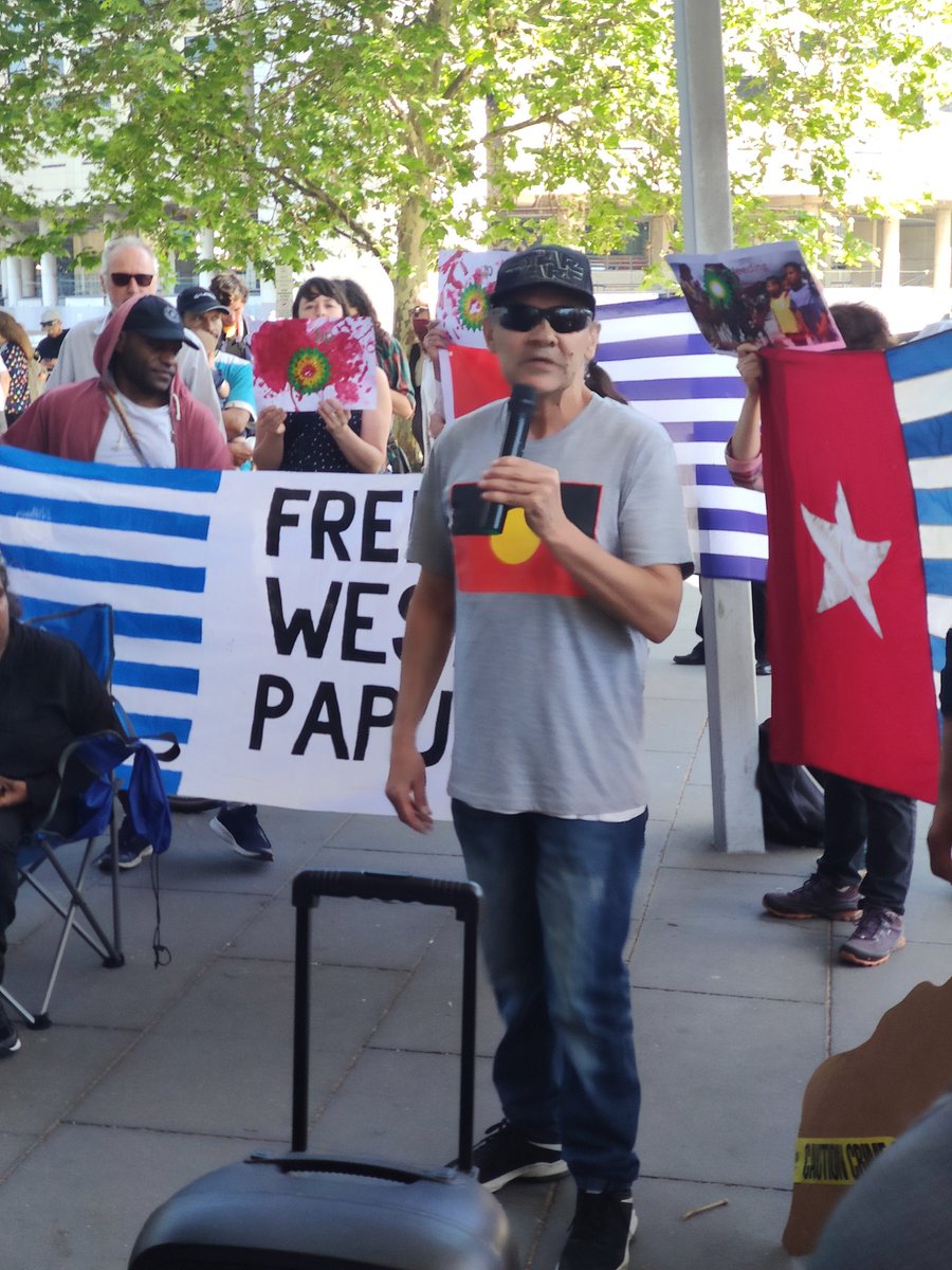 arielestrins's tweet image. Robbie Thorpe telling the truth of Oz genocidal history / present by white man's system, have to respect law of the land #BlockadeIMARC  #vicpol #auspol