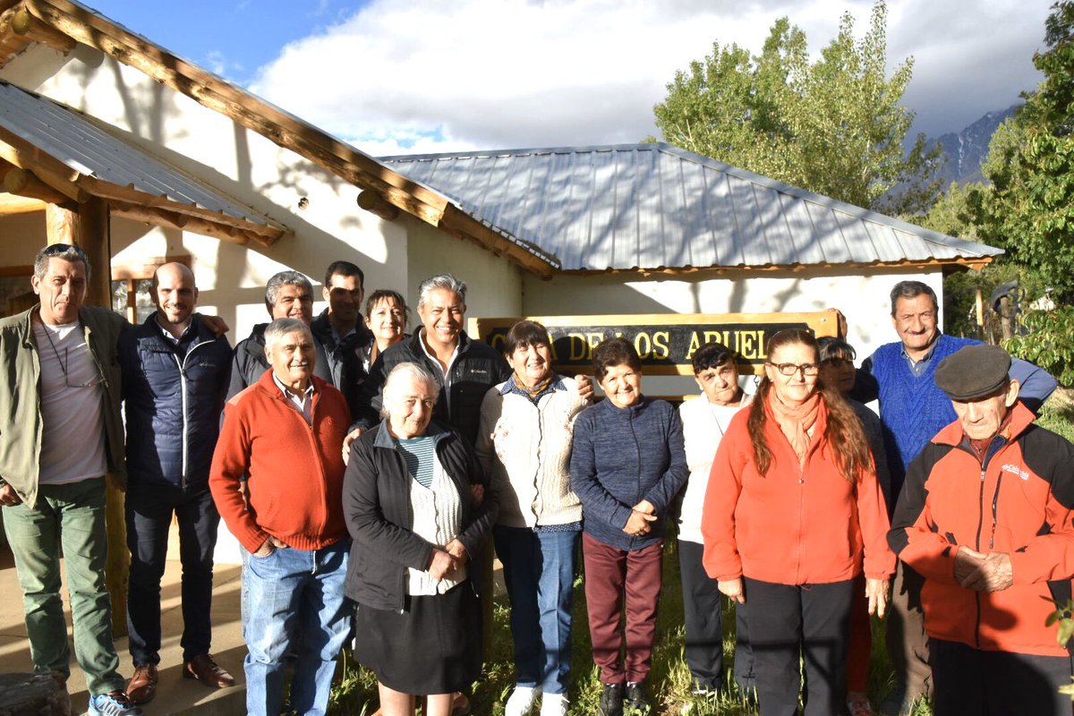 Rolo_Figueroa's tweet photo. #VisitaSorpresa a los abuelos de #Hco Que alegria reencontrarme con todos ellos . Siempre me reciben con  cariño y afecto. Que lindo es volver al #JardindelNeuquén https://t.co/b6txaAXagw