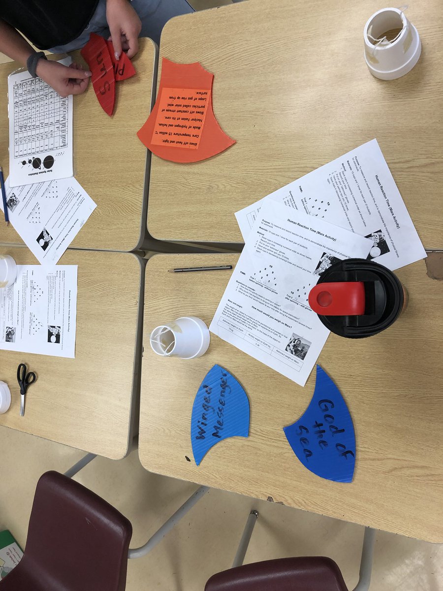 Mrs_DeThomasis's tweet photo. Exploring science hands on with scientist in the school!! #celestialsleuths @SMD_YCDSB https://t.co/wTdEi6bZE7