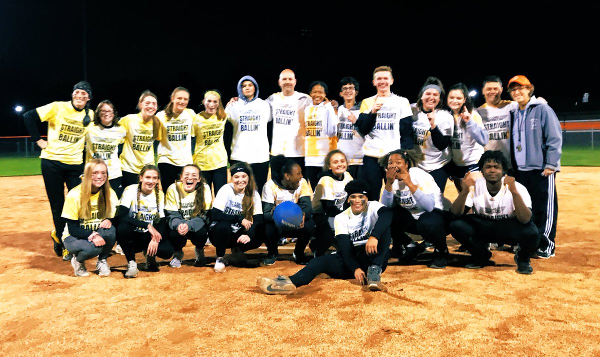 CoreCommitted's tweet photo. Southview takes the win over Northview 26-21 in our first annual Rivalry Week Kickball game. Fun was had by all... Big thanks to everyone who came out and @hessjodi34 for announcing https://t.co/tYx1r6WeoP