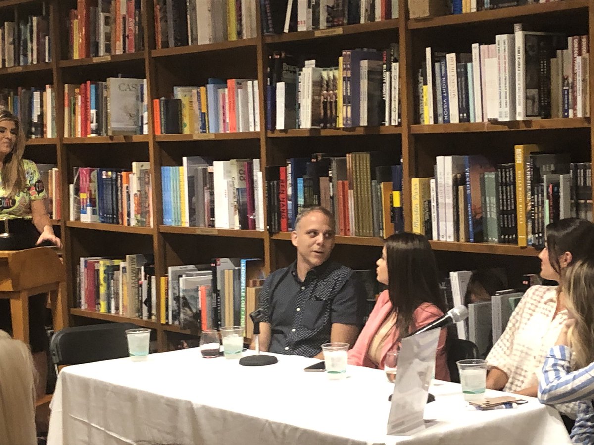 HPRA_MIA's tweet photo. @Carlos_Frias from @MiamiHeraldFood tells the crowd what inspires him to write a story: the “only in Miami” unique stories (think - croqueta bar!); beloved institutions; big openings and closings; underserved communities and those “weird Miami” stories we all LOVE! #Foodie Panel https://t.co/v8GBpAslsP