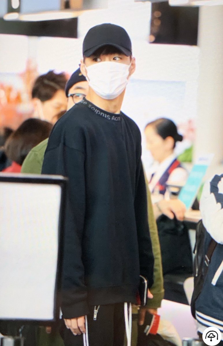 jongflower_0905's tweet photo. 191030 HND preview

조심해서 가세요✈︎
고마워요~안뇽👋🏻
@teamct_romeo 
#로미오 #ROMEO #현경 #현종 #김현종 #Hyunkyung #ヒョンギョン #곰돌이쫑 https://t.co/kAeaQ9V62j