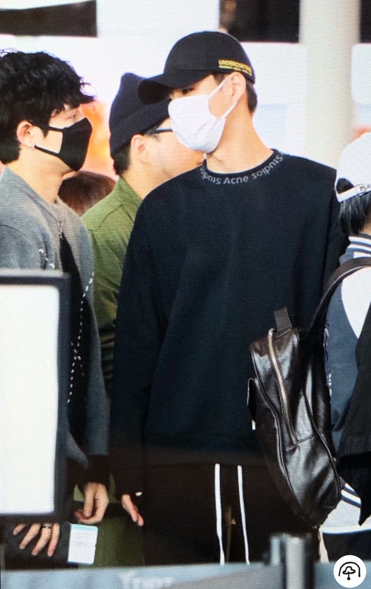 jongflower_0905's tweet photo. 191030 HND preview

조심해서 가세요✈︎
고마워요~안뇽👋🏻
@teamct_romeo 
#로미오 #ROMEO #현경 #현종 #김현종 #Hyunkyung #ヒョンギョン #곰돌이쫑 https://t.co/kAeaQ9V62j