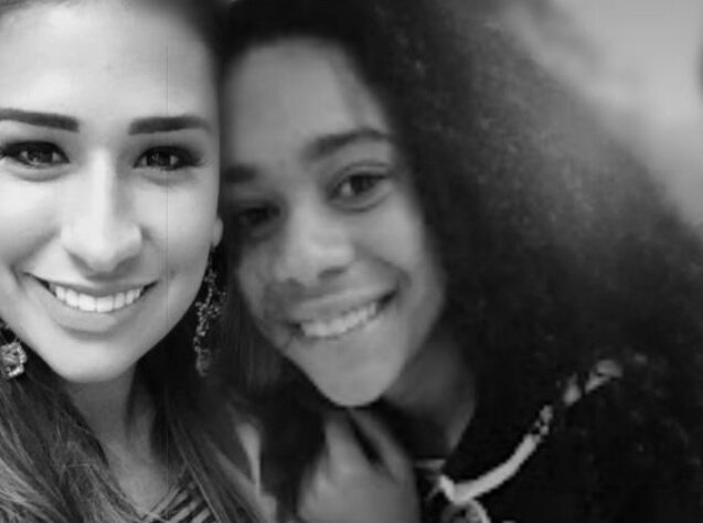 DebocheMendes's tweet photo. Tava mechendo na minha galeria e achei essa montagem (primeira foto) eu lembro o dia que ela me mandou, a tai dizia que seu maior sonho era abraçar a simone. Ja na segunda foto e ela me falando que o seu sonho se realizou, ela abraçou, cheirou, tirou foto e etc.. https://t.co/nRamr5YLeH