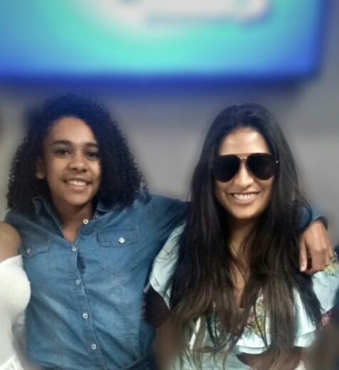 DebocheMendes's tweet photo. Tava mechendo na minha galeria e achei essa montagem (primeira foto) eu lembro o dia que ela me mandou, a tai dizia que seu maior sonho era abraçar a simone. Ja na segunda foto e ela me falando que o seu sonho se realizou, ela abraçou, cheirou, tirou foto e etc.. https://t.co/nRamr5YLeH