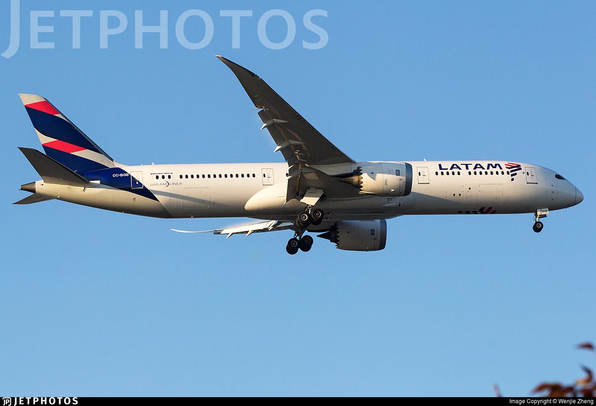 lapadjian_pablo's tweet photo. El #EfectoDreamliner de LATAM Chile llega al #AeroDeCarrasco. El CC-BGB, un 787-9 de 4 años de edad, será el encargado de comenzar con los vuelos regulares del B789 a SUMU después de varios meses.
Llegada: 17:15 (30/10)
Salida: 18:45 (30/10)
📸 https://t.co/YSyDmraV4u https://t.co/8lIWdN2DE0