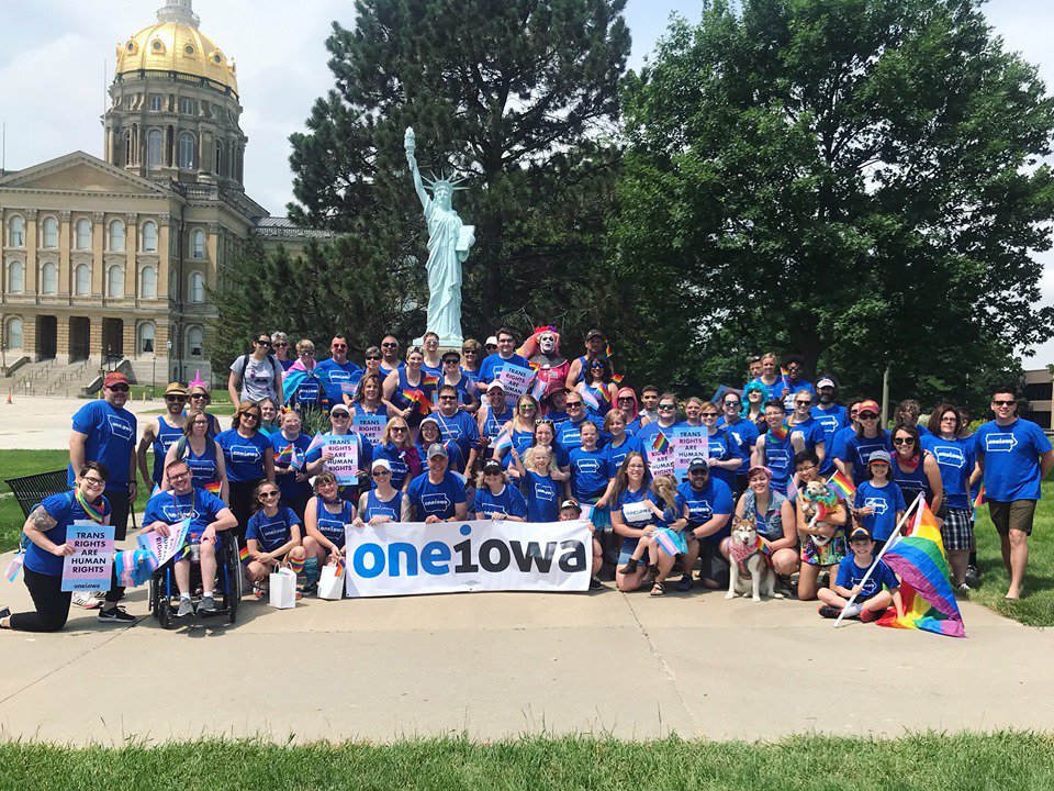 CarlVossDSM's tweet photo. Susan &amp; I are proud to support One Iowa, a terrific organization focused on working towards inclusivity for the LGBTQ community. #OneIowa 🏳️‍🌈 We can do better, together. https://t.co/h3xgB6KrOF