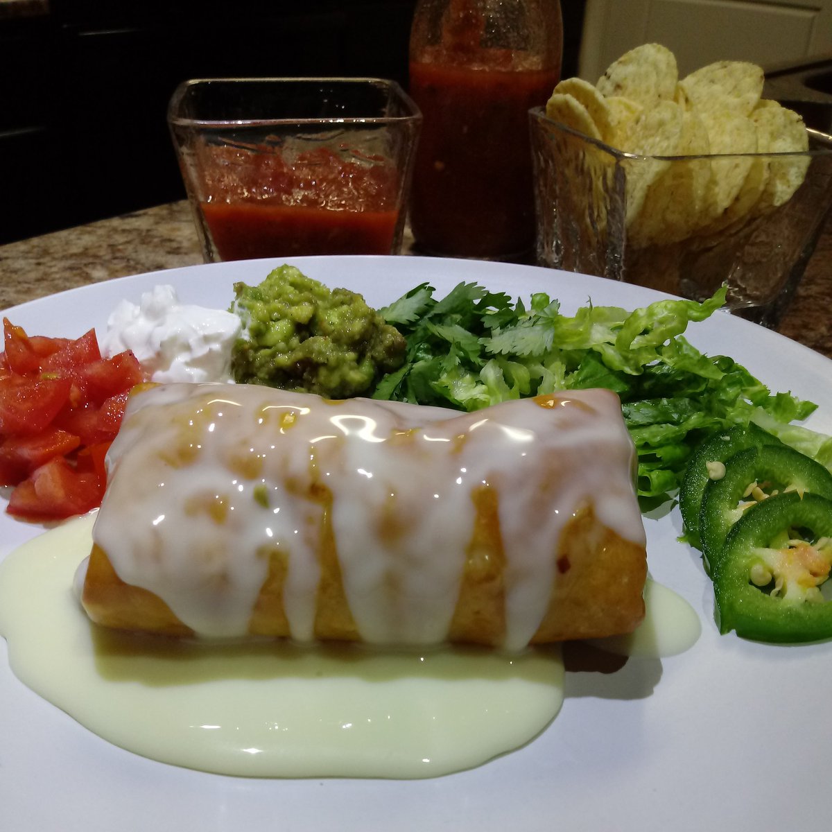 MackSafford's tweet photo. Taco Tuesday!❤Chicken Chimichanga🍗😋 it has all the toppings and chips and salsa. How could you go wrong. What's your favorite Taco Tuesday dish? #oilhustler #cooking #tastyfood #mexican #chimichanga #chicken #salsa #guacamole #foodporn #foodie #familia https://t.co/U9bsfpGIj6
