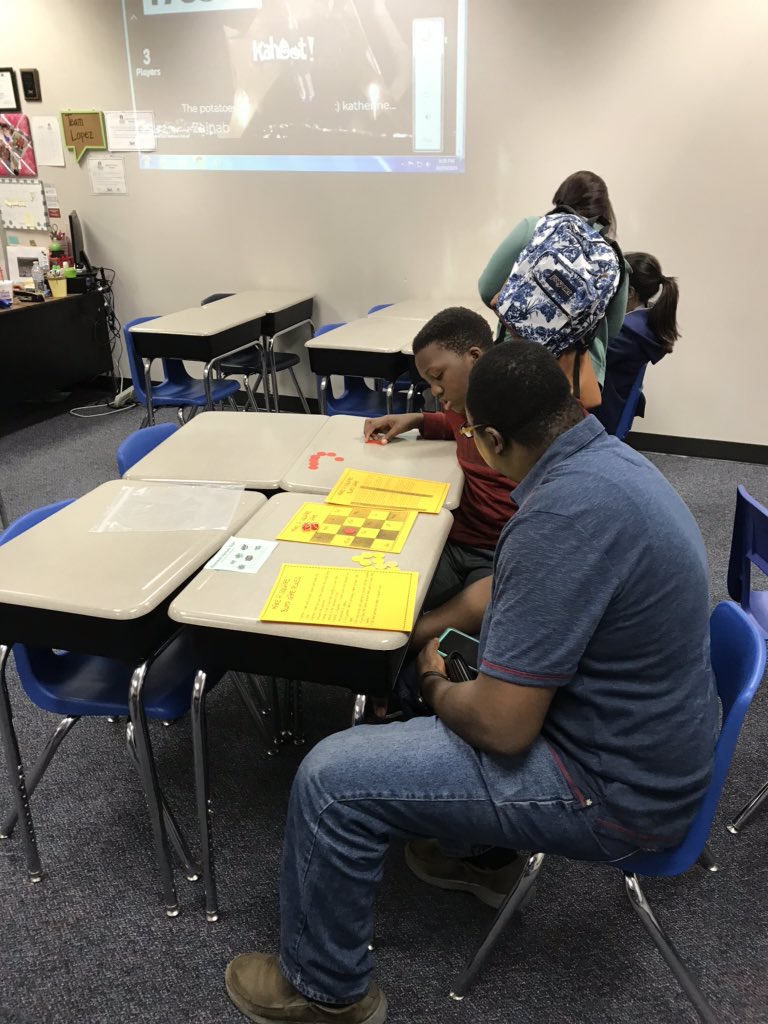 jessylopez00's tweet photo. Parents and students having fun at #contentnight @KlentzmanTigers @KLZStemAcademy @AliefMathK6 #allin https://t.co/O4SLYQkMYx