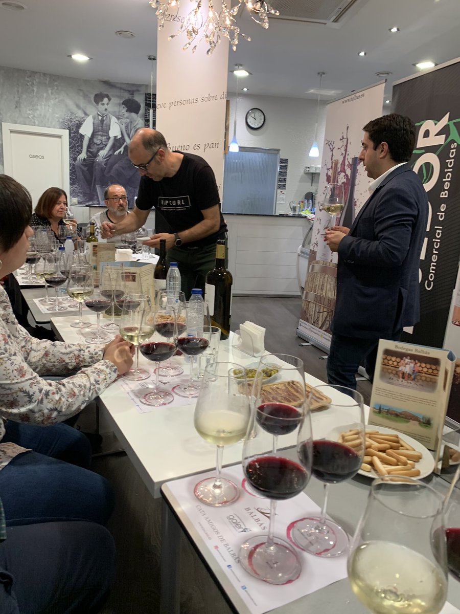 jMartinBravo's tweet photo. Hoy hemos tejido la 1ª cata de vinos por gentileza de Gallery en #Villamayor con bodega #Balbas , hemos disfrutado muchísimo , nos hemos conocido entre nosotros y ha sido una grandísima experiencia , gracias @Ostiapatxi @Rakelius https://t.co/YJYS1Z5xNY