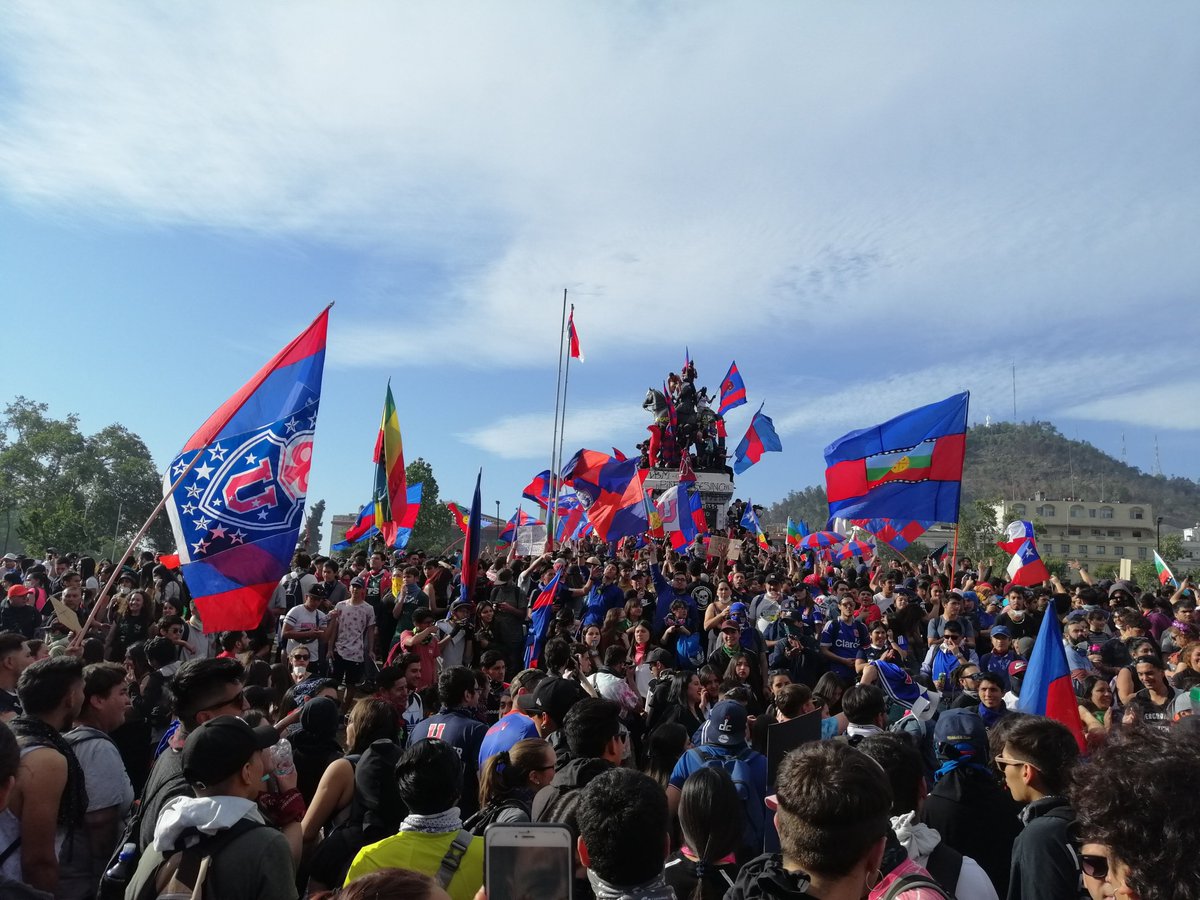 amnistiachile's tweet photo. 🔴LES CONTAMOS: Junto a @comemundo, integrante del equipo de crisis de Amnistía Internacional,  estuvimos hoy en la concentración de la Plaza Italia para constatar la situación que se vive allí. 

Abrimos hilo. https://t.co/SPJ4jYe1Q1