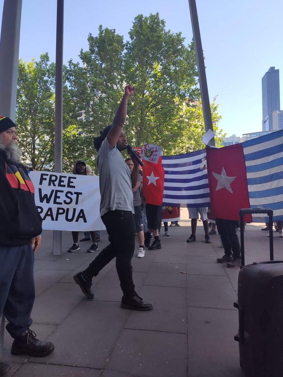 arielestrins's tweet image. Some chants during this speech: "the people united will never be defeated" "BP blood on your hands!" "We are not drowning, we are fighting" #freeWestPapua #blockadeIMARC #auspol #vicpol