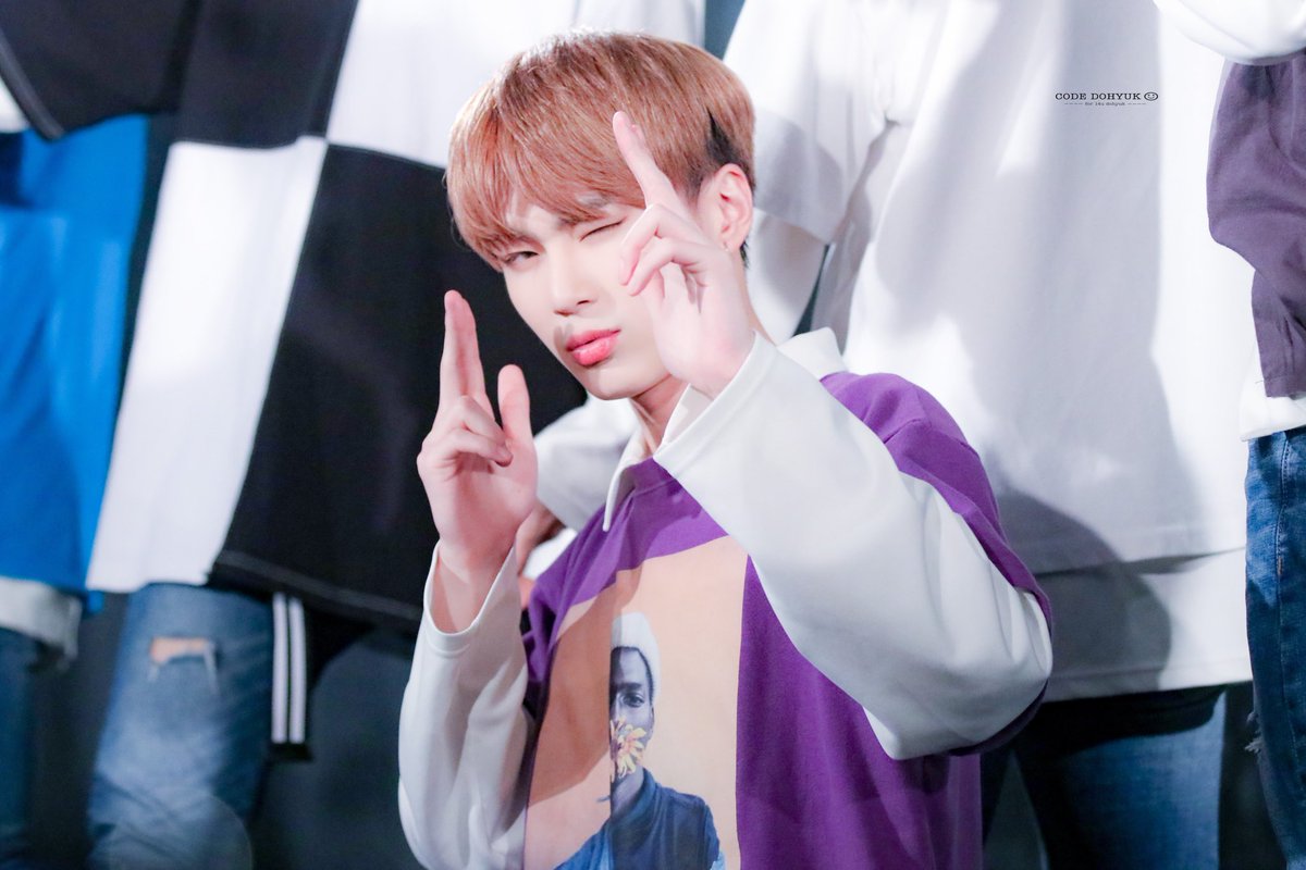 CODE_980116's tweet photo. 190419  1부  포토타임 

🔫🔫💘

#원포유 #도혁 #김도혁 #14U #DOHYUK #ドヒョク #ワンフォーユー https://t.co/Qtc1WY0FP5