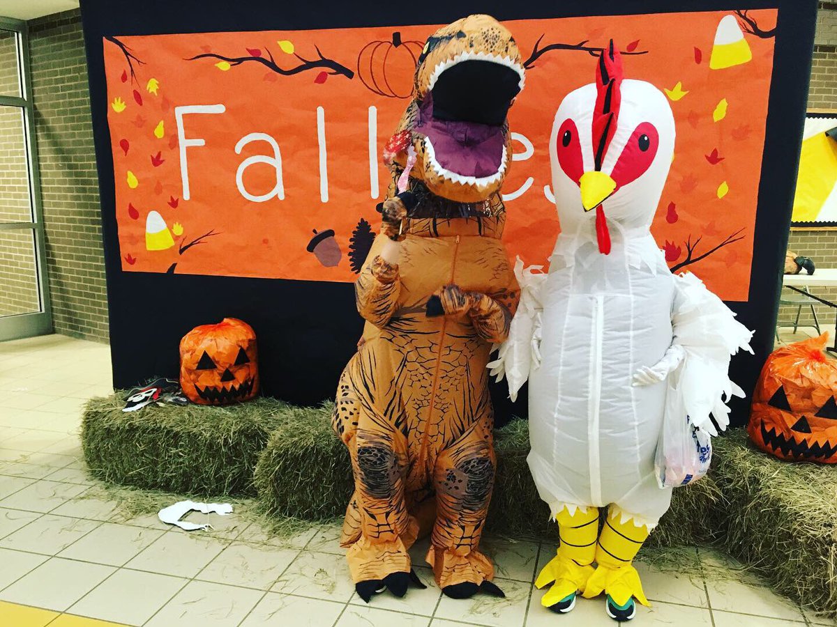 masoneadventure's tweet photo. @PorterRidgeHSNC @AGHoulihan @UCPS_MonroeNC @prhs_athletics @hembybridge @SardisES_NC @StallingsES @PoplinES_NC @PorterRidgeESNC Dinosaur and chicken say a HUGE thank you for such a fun community event! https://t.co/7nBVR2HT4d