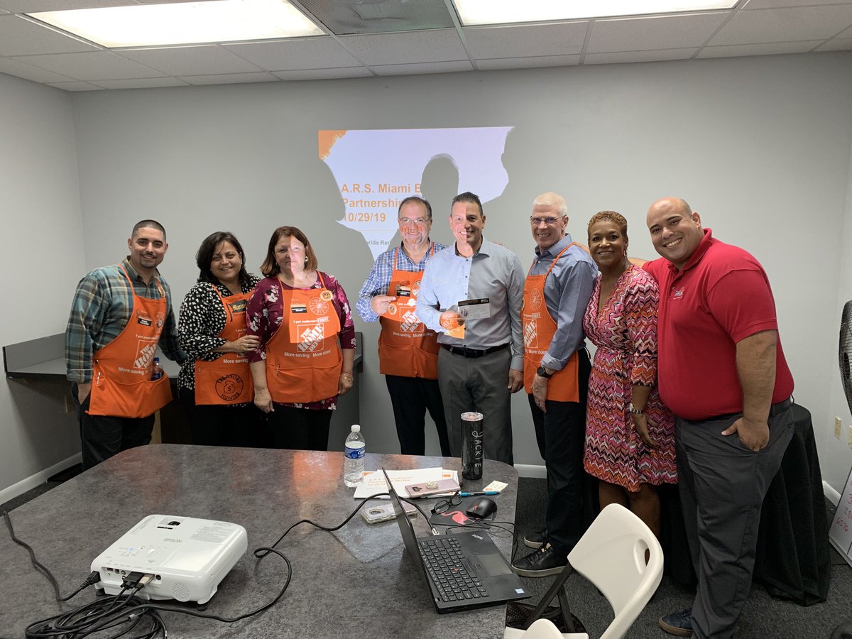 RMongeau's tweet image. We had the opportunity to recognize Alfredo, GM for ARS Miami for the Fantastic Partnership and Support. Thank You Alfredo!! ⁦@ARSeventsHD⁩ ⁦@sfagra⁩ ⁦@HD_DSM_Gabriel⁩ ⁦@VegaMapvega⁩ #1RegionSFL