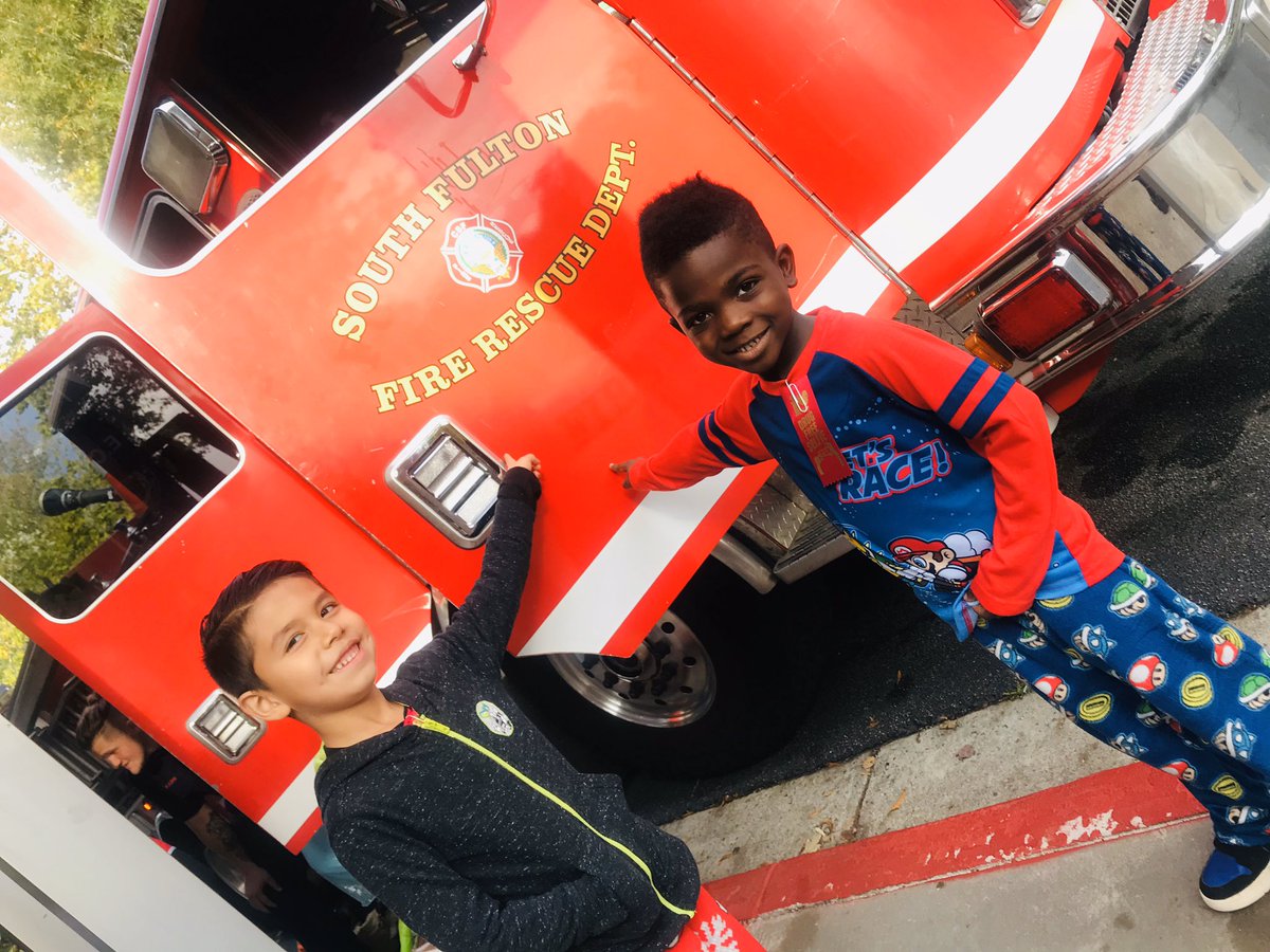 missoneals's tweet photo. #RedRibbonWeek #FabulousFirst @ecwestwildcats .... Our first graders showing pride during red ribbon week :) @Deneatrice2006 https://t.co/XxJ7PouACZ