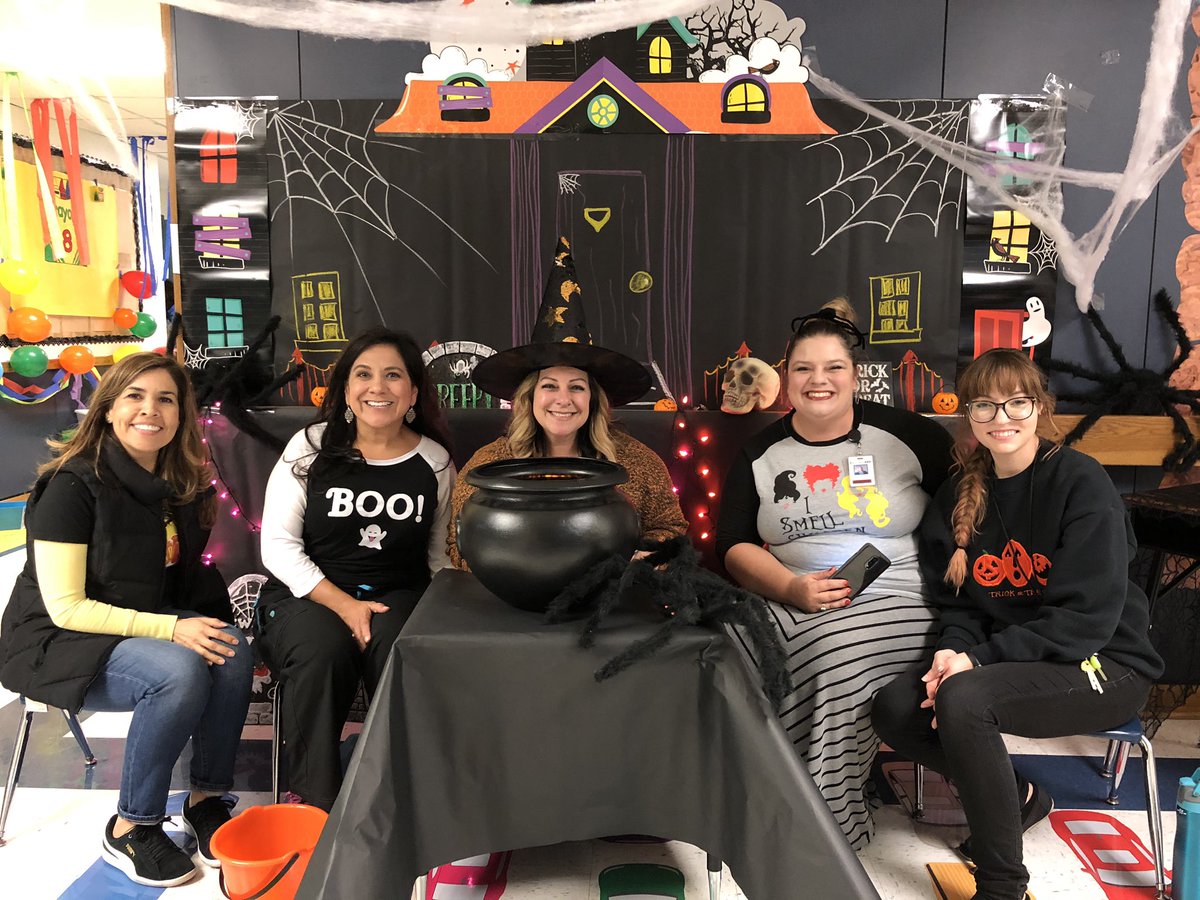 OTESchool's tweet photo. What a fun trunk or treat night!  Thanks to PTA and all the trunk sponsors! #trunkortreat #ourptarocks #ote1you https://t.co/nc0OHNNrCB