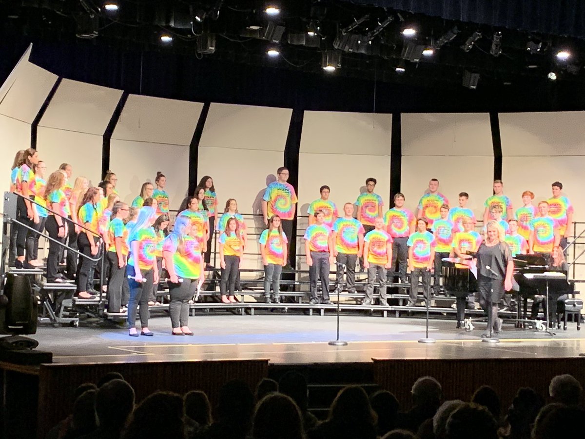 RobTaylor6300's tweet image. The Chamber Singers now give us a preview of our upcoming musical, which is gonna be great!! #ReedsburgPride @RAHSchoirs  #gogogojoseph @KSporakowski