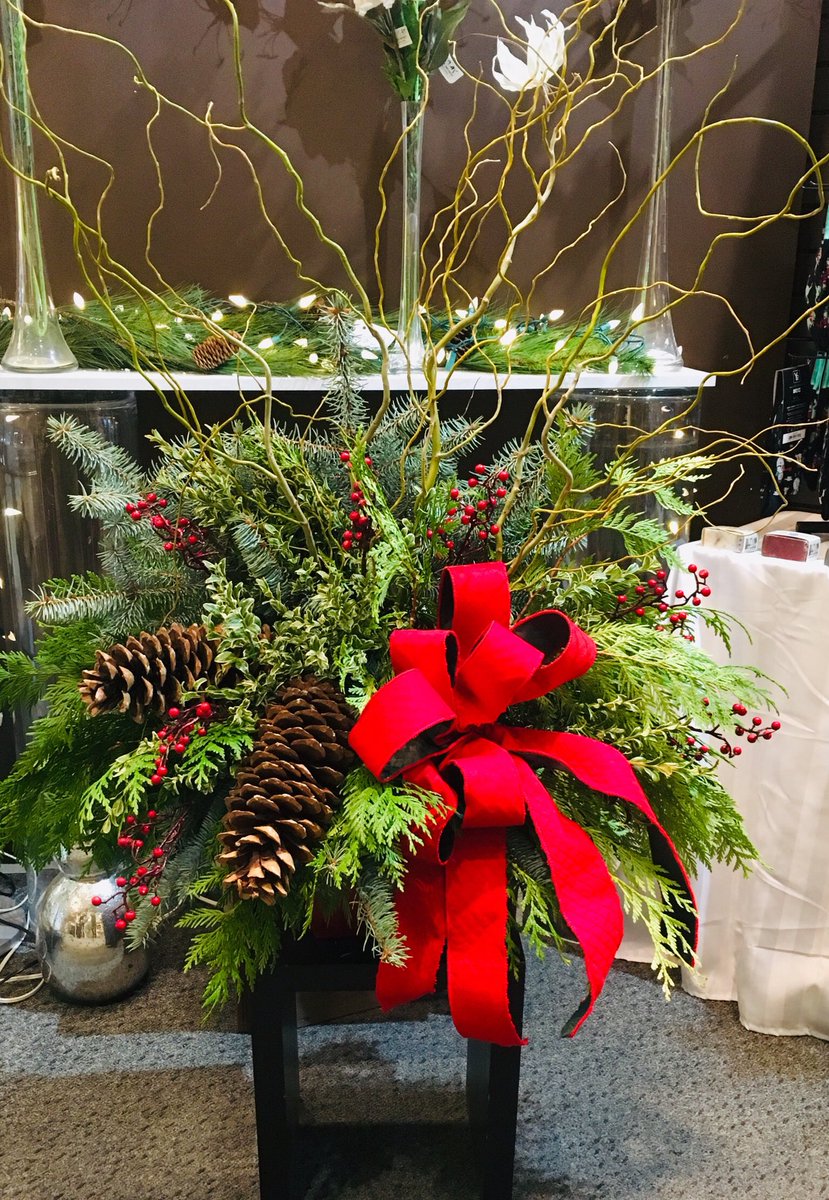 BonavistaFlowe1's tweet photo. #yyc#xmasworkshops#bonavistaflowers#outdoorxmasurn#outdoorgrinchtree#indoorgrinchtree#minisetofcenterpiecegrinchtrees#calltoregister@bonavistaflowers#403-271-2665 https://t.co/G5FKwjXlpP
