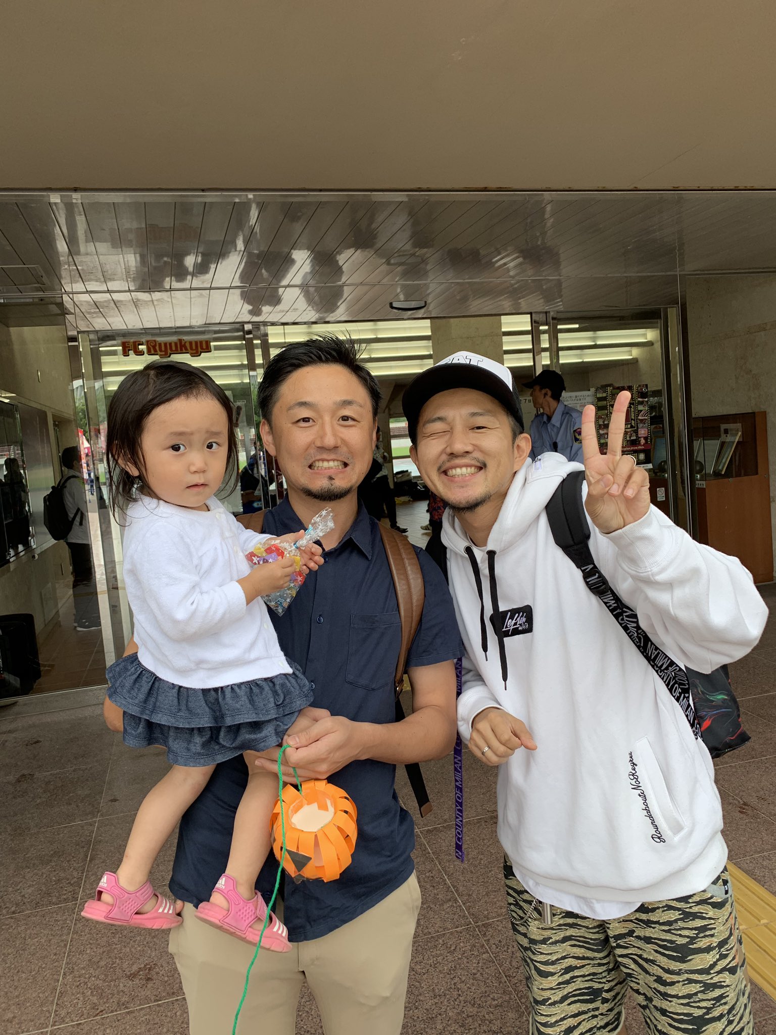 クボティ Pa Twitter 10 27 モンパチサポートでなんとfc琉球ホーム戦のオープニングライブをやらせていただきました 浦和サポの僕ですが 小野伸二選手もいる モンパチと縁の深い琉球を応援させていただきます しかも小中高の1個下の後輩が琉球のチームドクター クボティ Pa Twitter 10 27 モンパチサポートでなんとfc琉球ホーム戦のオープニングライブをやらせていただきました 浦和サポの僕ですが 小野伸二選手もいる モンパチと縁の深い琉球を応援させていただきます しかも小中高の1個下の後輩が琉球のチームドクター