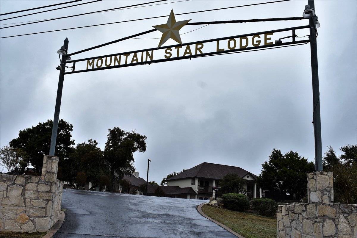 lbassman's tweet image. #BeeCave hotel appears on @austintexasgov list for possible bridge housing of #austinhomeless but use is unlikely @LTChamber @BeeCaveChamber @LakewayBeeCave @laketravislife statesman.com/news/20191029/…