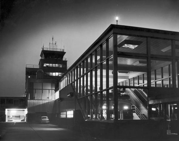 WisHistory's tweet photo. On this day in 1926, Milwaukee County purchased the land which was later to become Milwaukee’s major airport, @MitchellAirport. General William Mitchell (1879-1936) grew up in Milwaukee. Learn more: https://t.co/xfbET3YxS6 WHI 11568, 11173, 8175 &amp; 11452 #wisconsinhistory https://t.co/sV8ryTQdYW