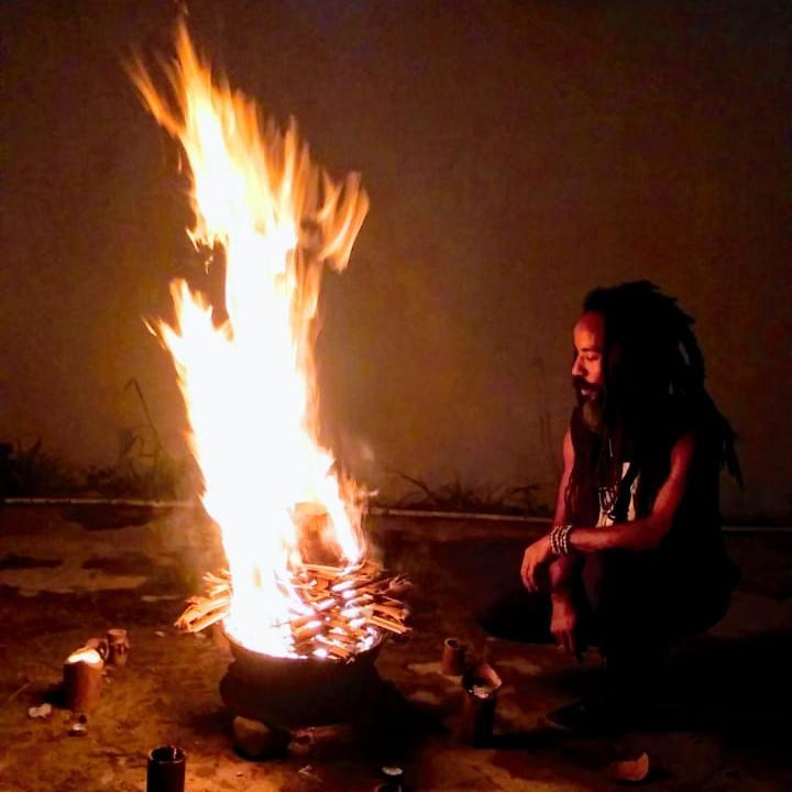 iamevaflow's tweet photo. Nooo.. Check this out yooo.. France went haaard for the #SkyStarter Bonfire Ceremony.. Puuure Magic @ #StartFromTheSky 🌟 Thanks France!! https://t.co/7elADR5xu9