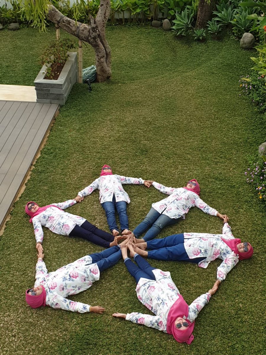 puty's tweet photo. Aku: Duh.. paling bingung kalau disuruh foto terus disuruh gaya bebas... Gaya apa coba...

Ibuku dan gengnya: https://t.co/8sO1epQh2c