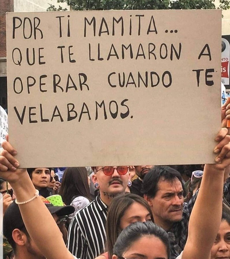 NayomiMira's tweet photo. Porque está imagen es el reflejo de la violencia y crueldad de Chile. #NosSiguenMatando https://t.co/SfXf93T3C2