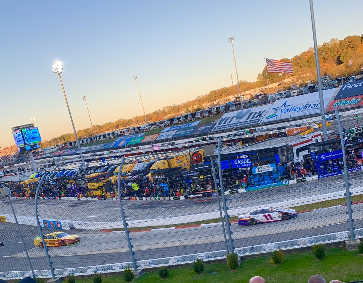 VA_Girl48's tweet photo. @MartinsvilleSwy @Noles_Titans_11 #FirstData500 #NASCARPlayoffs https://t.co/XDE4ZA0rk4