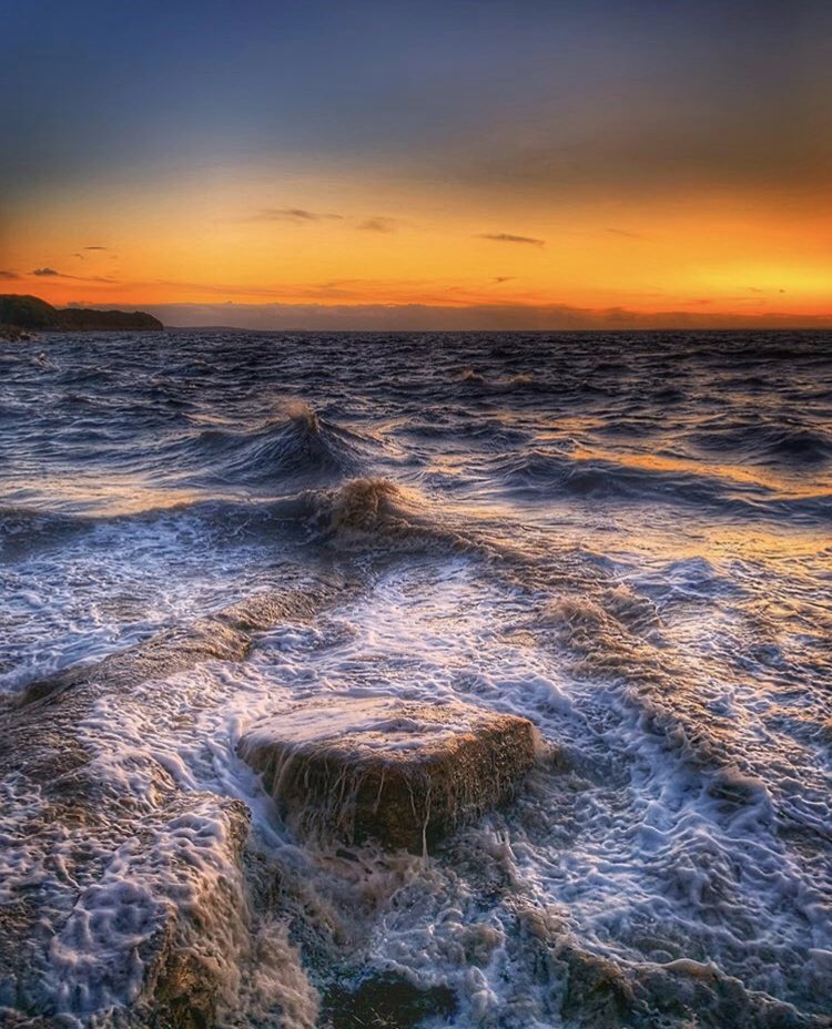 Who doesn’t want a sea view in the morning? 😉 This one was taken in #clevedon by ‘these are Rachel’s photos’ over on Instagram... and wow, that sky! 🧡 Have a great #wednesday 👍 #WednesdayMotivation #somersetcool #picturesomerset