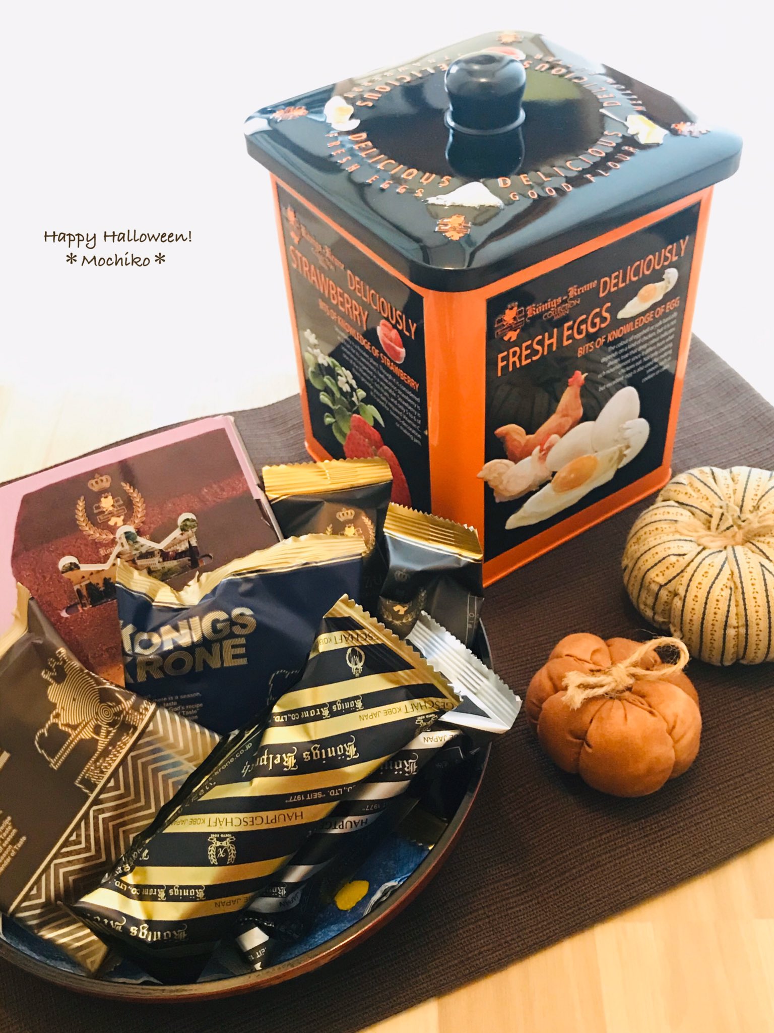 さくら餅子 En Twitter ケーニヒスクローネ セレブ缶 ハロウィン限定デザイン 色々な焼き菓子が 入っている中から マドレーヌを頂きました 子供の頃に いつもよりちょっと豪華な 洋菓子を食べた時に感じた 極上の味と香りを 思い出しました 木漏れ日 さくら餅子 En Twitter ケーニヒスクローネ セレブ缶 ハロウィン限定デザイン 色々な焼き菓子が 入っている中から マドレーヌを頂きました 子供の頃に いつもよりちょっと豪華な 洋菓子を食べた時に感じた 極上の味と香りを 思い出しました 木漏れ日