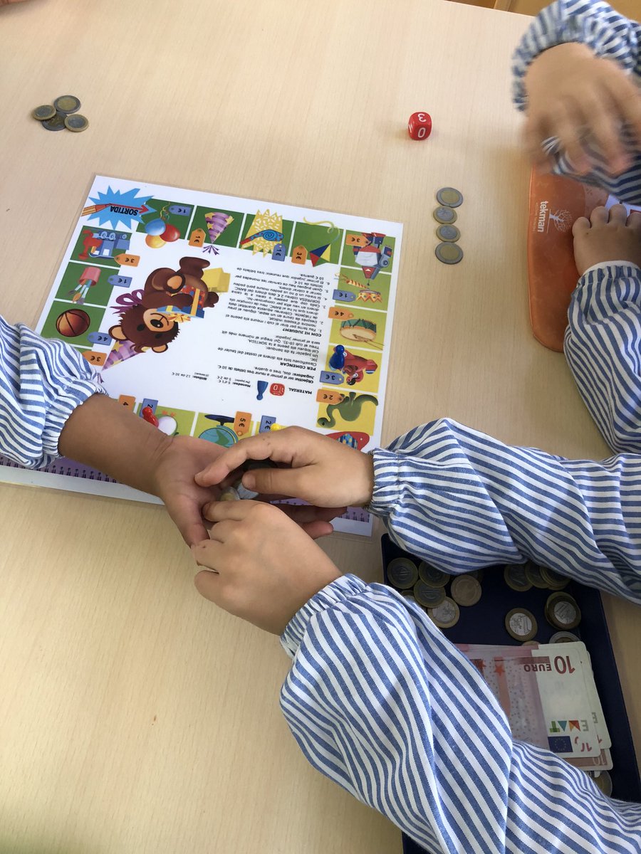 ColSantLluis's tweet photo. Practiquem la numeració i la suma de monedes d’1€ i 2€. Quan tenim 10€ en monedes els  canviem per un bitllet. 🎲 @tekmaneducation #1rPRI #ColSantLluís https://t.co/DlW0ncfBDv
