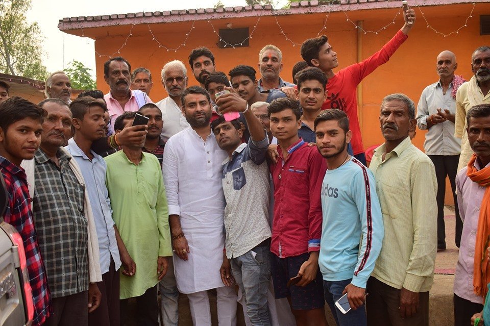 vikrambjpmp's tweet photo. रामपुर बघेलान विधानसभा के ग्राम फरहद में पहुंचकर ग्रामवासियों से मुलाकात की और समस्याओं को जानकर निराकरण किया !!#vikramsingh_vickybhaiya #mla #rampur_baghelan #bjp4mp #bjp4satna #vikramsena https://t.co/LAq6AlpEE9
