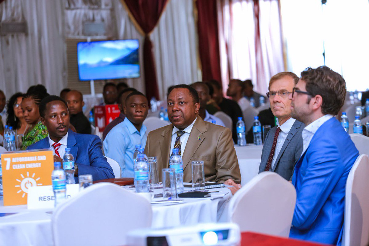Natumia mabaki mbalimbali ya nguo zitokazo viwandani na kutengeneza mabegi yenye muonekano wa 'kitenge'. Tunahitaji kuwa wabunifu haraka iwezekanavyo ili tuendane na kasi ya Ulimwengu wa Teknolojia~ Cecil Sagawala|#GCNTAGM2019
#CircularEconomyTz|