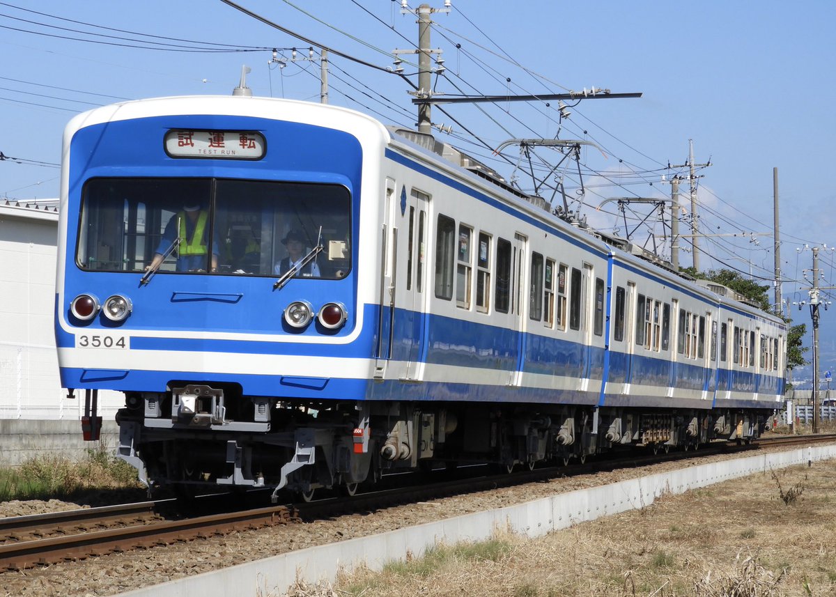 nonowa2172's tweet photo. 伊豆箱根鉄道 駿豆線3504編成
検査出場試運転
嘘かホントか後継車の話もチラつき始めている3000系の鋼製車が、ドア部分のラッピングも無しのまま出てきました
営業復帰の時にはラッピングされるのかどうか
#3504F #いずっぱこ https://t.co/SzyTIvzfzt