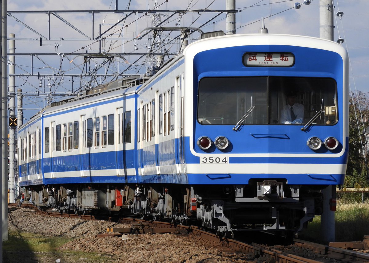 nonowa2172's tweet photo. 伊豆箱根鉄道 駿豆線3504編成
検査出場試運転
嘘かホントか後継車の話もチラつき始めている3000系の鋼製車が、ドア部分のラッピングも無しのまま出てきました
営業復帰の時にはラッピングされるのかどうか
#3504F #いずっぱこ https://t.co/SzyTIvzfzt