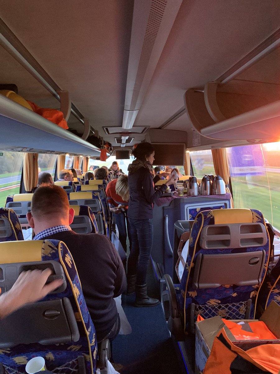 JoostdeGoffau's tweet image. Met volle bus van @H4A_ samen met @omroepzeeland richting het Malieveld in Den Haag voor de demonstratie NL op slot, politiek trek het vlot. Met een Zeeuwse Bolus van @BouwendNL Zeeland :-) Qua activiteit voor ondergetekende een first.