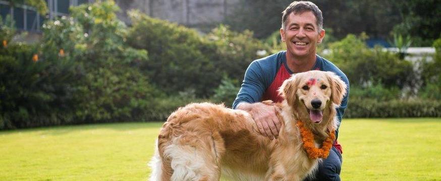 Afgelopen zondag werden honden vereerd in Nepal en het was het liefste ooit https://t.co/3bqHhZkuXJ https://t.co/xsT4wbmBfF
