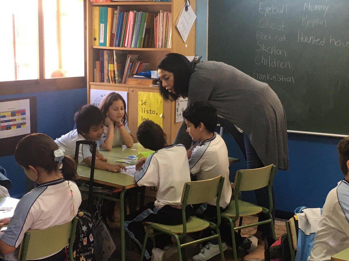 csanalfonso's tweet image. We are learning how to describe pictures with our team🙂. 3rd grade is developing their communicative skills 🇺🇸 Thank you Denise for helping us! #languageassistant #communicativeskills