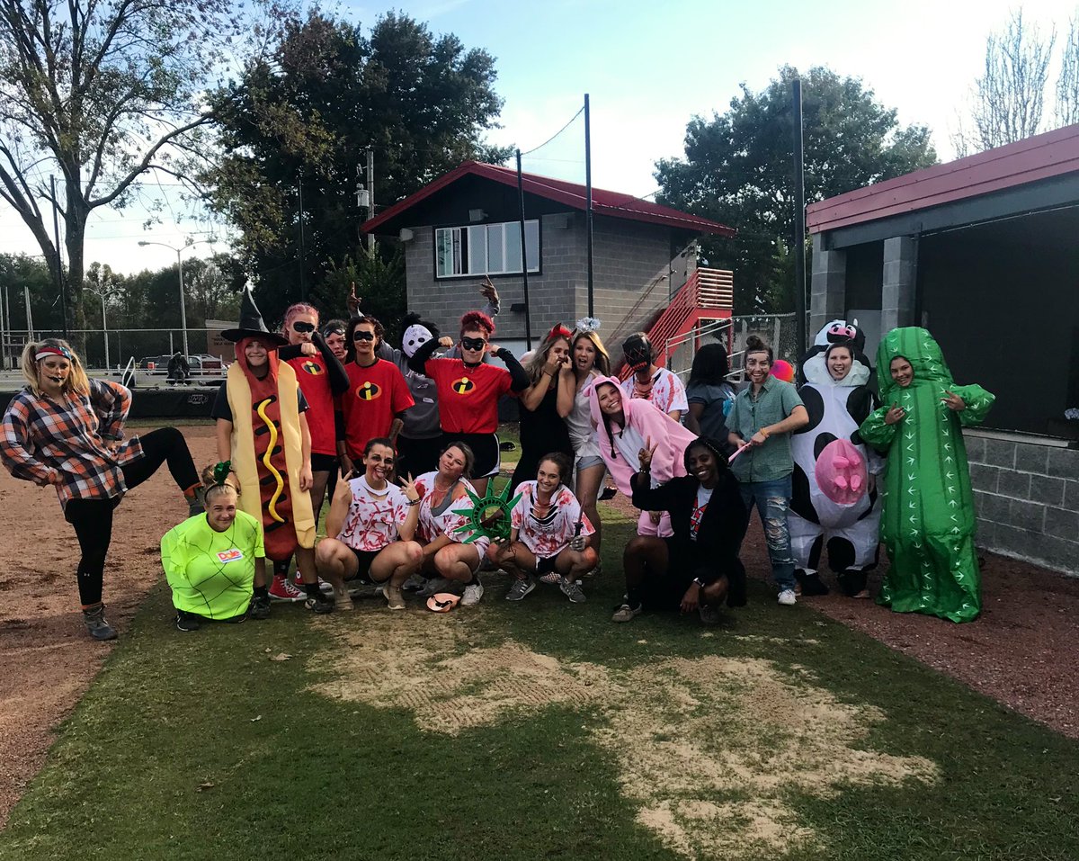 MDCCSB's tweet photo. Happy Halloween from Trojans softball! Squad GHOULS! 💪🏼🥎
#MDCCSB
#FearTheSpear https://t.co/jmEg31Db69