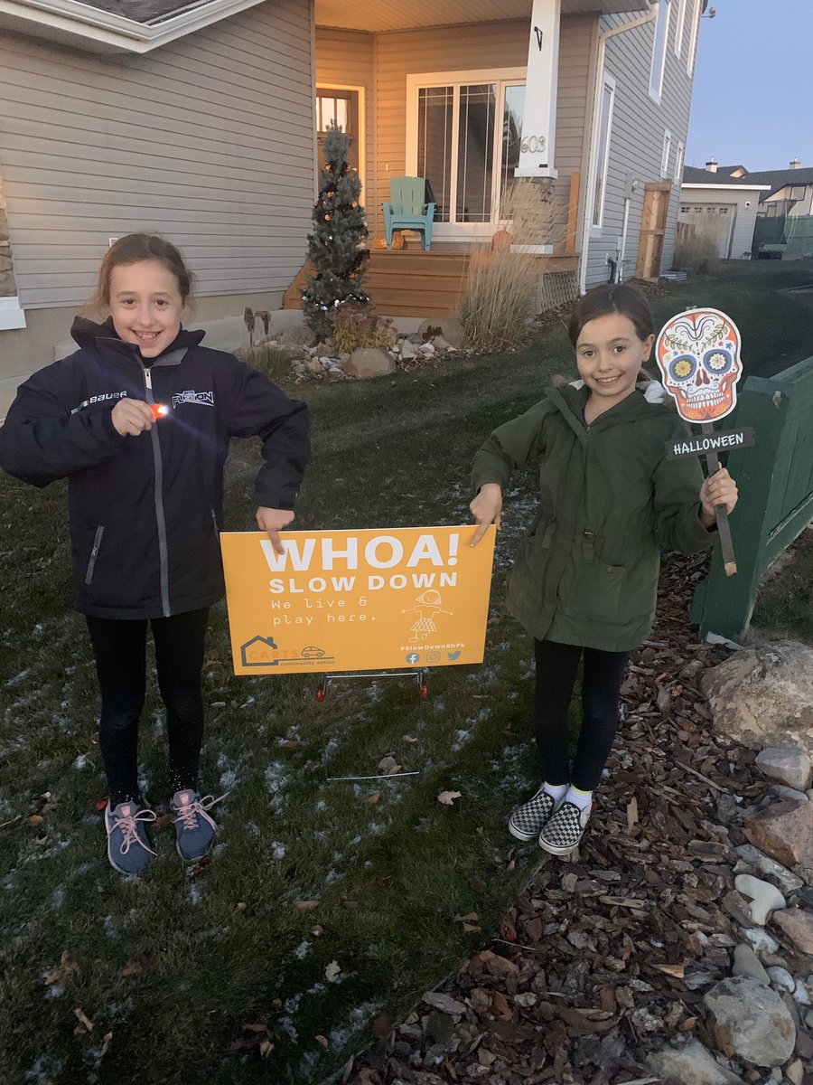 ASaruk's tweet photo. #slowdownshpk  

These girls are excited for Halloween 🎃 and want to make sure you see them. Be safe, drive slow, have fun. 

#shpk #sherwoodpark #halloween🎃👻 #Strathcona #strathconacounty https://t.co/LEV4A44oI9