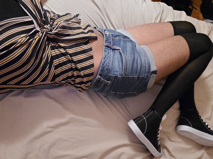 A photo for my new followers 🥰  If I look this good clothed, imagine how it would look with less? Should