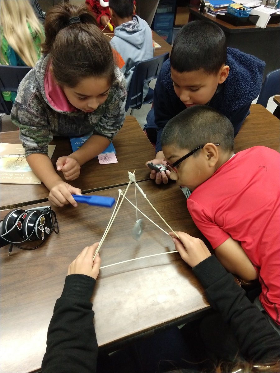 BeatriceStarks2's tweet photo. Students perform investigations to test the effect of the force of magnetism on an object. #LOVEMYLISD #pceproud https://t.co/5QQNr070RD