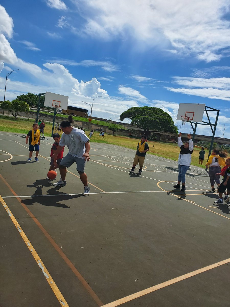 aesprincipal1's tweet photo. AES has the biggest 3rd grader in the nation! JK its Mr. Pogi showing his skills! Mr. Lau has a sweet follow through too! #recessisfun #healthyandactive #wholechild https://t.co/hdaO0TzCKi