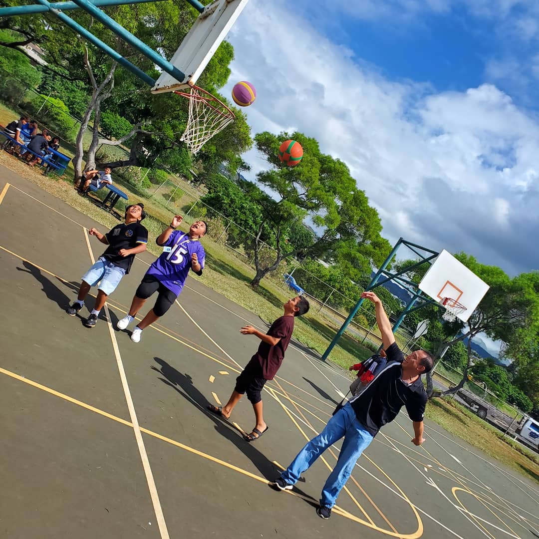 aesprincipal1's tweet photo. AES has the biggest 3rd grader in the nation! JK its Mr. Pogi showing his skills! Mr. Lau has a sweet follow through too! #recessisfun #healthyandactive #wholechild https://t.co/hdaO0TzCKi