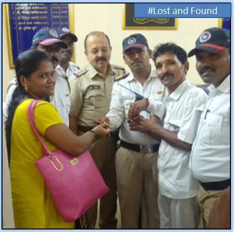 ThaneCityPolice's tweet photo. सौ. भारती मोरे रा. नवी मुंबई ह्या रिक्षातून प्रवास करीत असताना त्यांची सोन्याचे दागिने असलेली बॅग रिक्षात विसरल्या. वाहतूक पोलिसांनी त्यांनी सांगितलेल्या वर्णनावरून सदर रिक्षाचा शोध घेऊन सोन्याचे दागिने असलेली बॅग हस्तगत करून त्यांना सुपूर्द केली. #ReturnofProperty https://t.co/6ICr409giZ