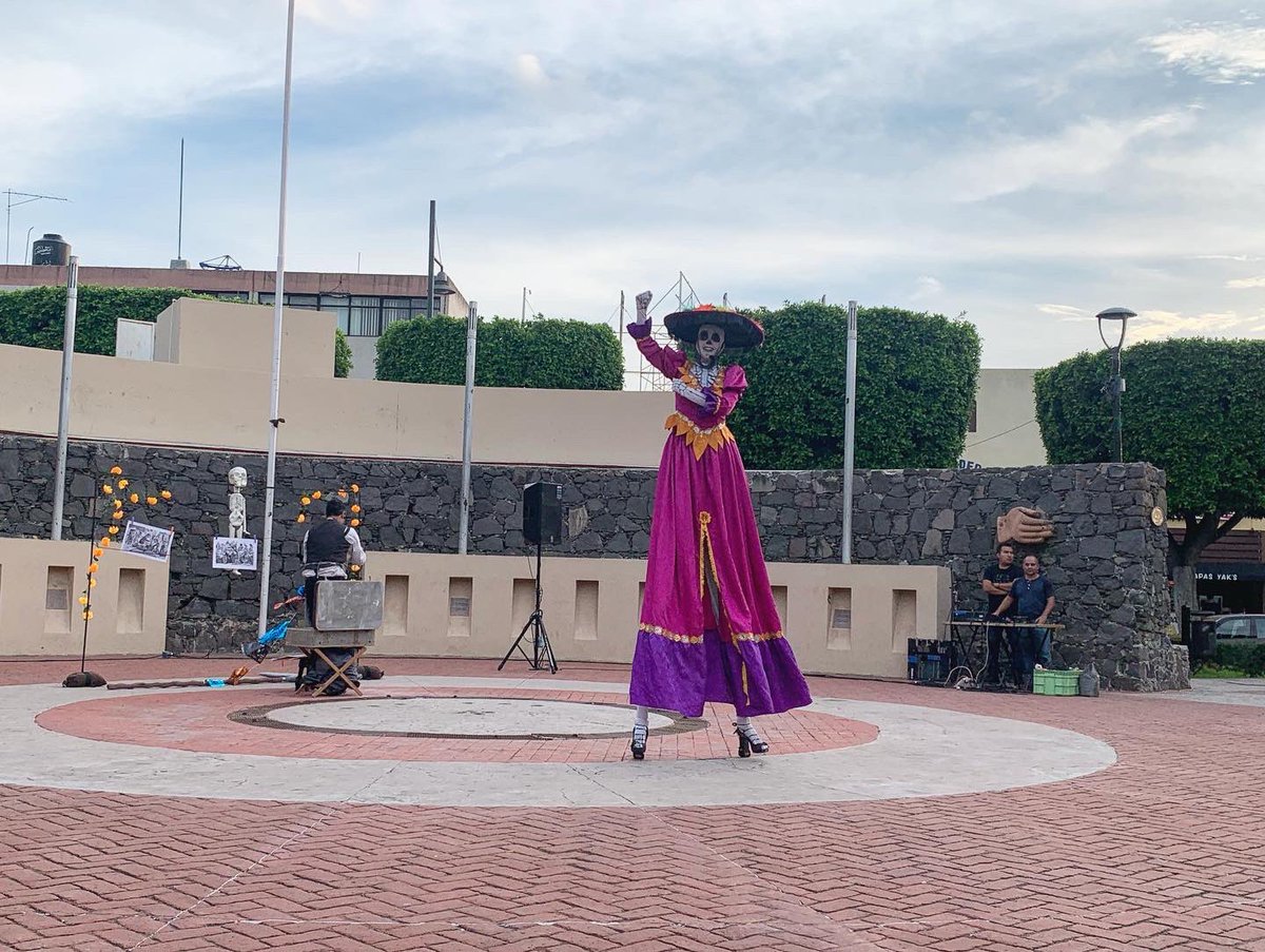 Pampl1nas's tweet photo. Estas son fotos de la puesta en escena de “Grabados de posada” a cargo de la compañía #Cornisa20, que cuenta una cómica historia de ficción sobre la aparición de la muerte a José Guadalupe Posada y la creación de la enigmática Catrina. 💕💀
#xxfestivaldelamuerte #teatrodecalle https://t.co/SxiLCIte58