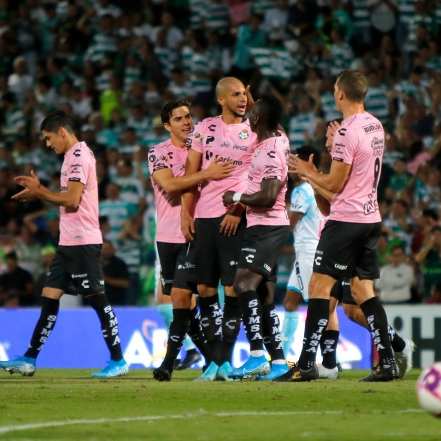 InvictosSomos's tweet photo. Santos Laguna en el A2019:

✓ 30 puntos.
✓ LÍDERES.
✓ Mejor ofensiva.
✓ Mejor local (7 victorias y 1 empate).
✓ Solo 3 derrotas en 15 partidos.

La presión alta, lo bien que cayó Gorriarán, el momento del Huevo, oportunidades a Rivas/Lozano y siempre Furch.

📷 @ClubSantos https://t.co/t9lLiuWFCL
